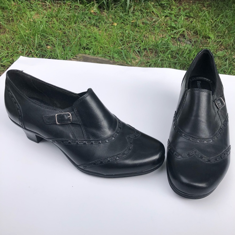 Bass & Co Black Leather Gia Heels pumps 8.5 Wingtip Classic